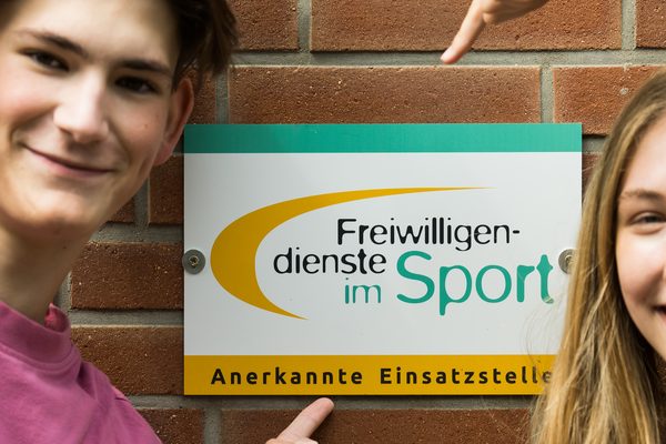 Zwei junge Menschen vor ihrer FSJ Einsatzstelle