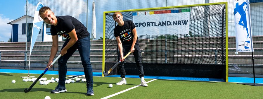 Zwei Jungs beim Hockey spielen