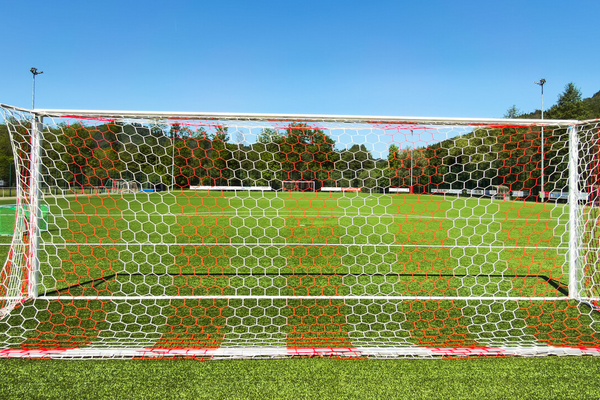Sportplatz mit Fußballtor - Symbolbild