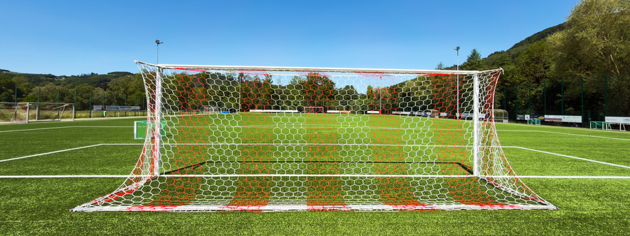 Sportplatz mit Fußballtor - Symbolbild
