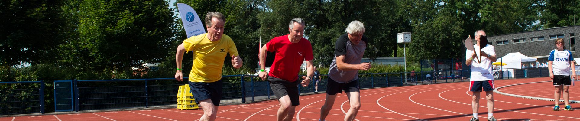 Headerbild Weg zum Sportabzeichen: Franz Müntefering mit zwei weiteren Läufern beim Start
