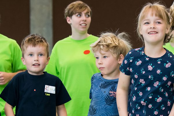 Fröhliche Kinder ind Bewegung