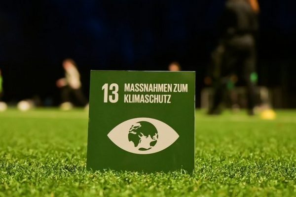 Kunstrasen mit Karte Klimaschutz (Nachhaltigkeitsziel)