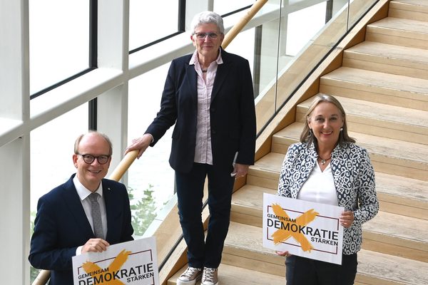 Zwei Frauen und ein Mann im Landtag NRW
