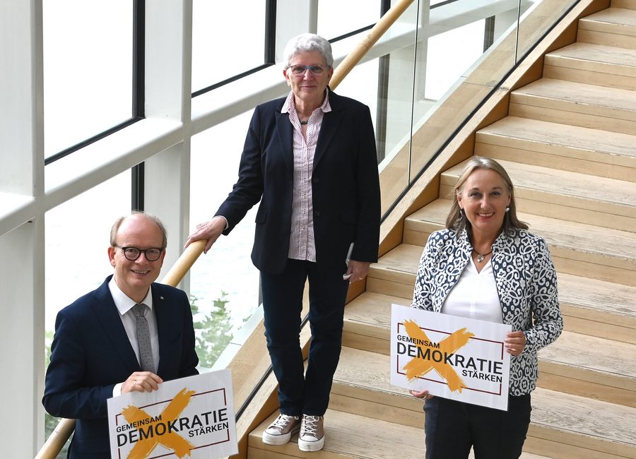 Zwei Frauen und ein Mann im Landtag NRW