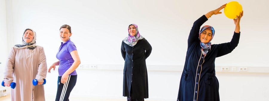 Ältere Frauen mit Migrationshintergund beim Sport