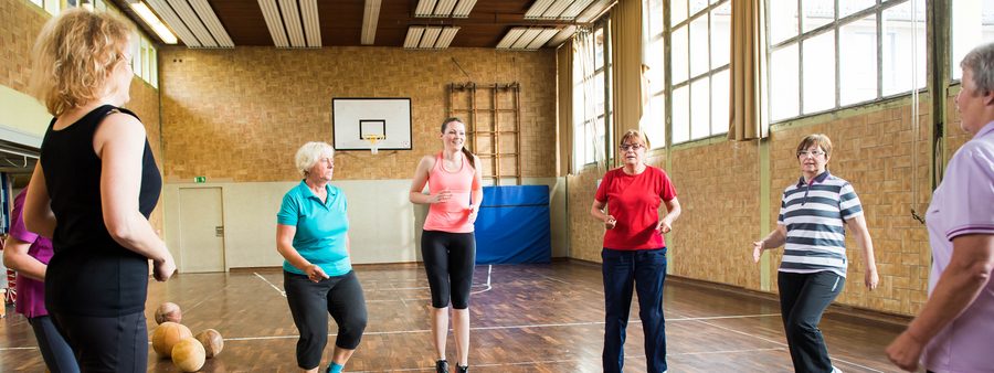 Sportgruppe in der Turnhalle