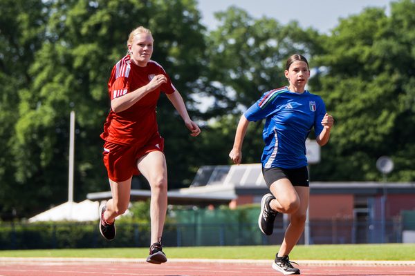 3 Mädchen laufen draußen auf Tartanbahn