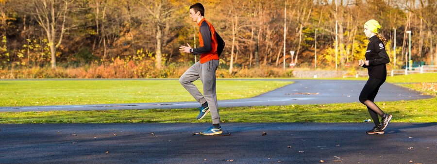 Zwei Personen beim Outdoorsport