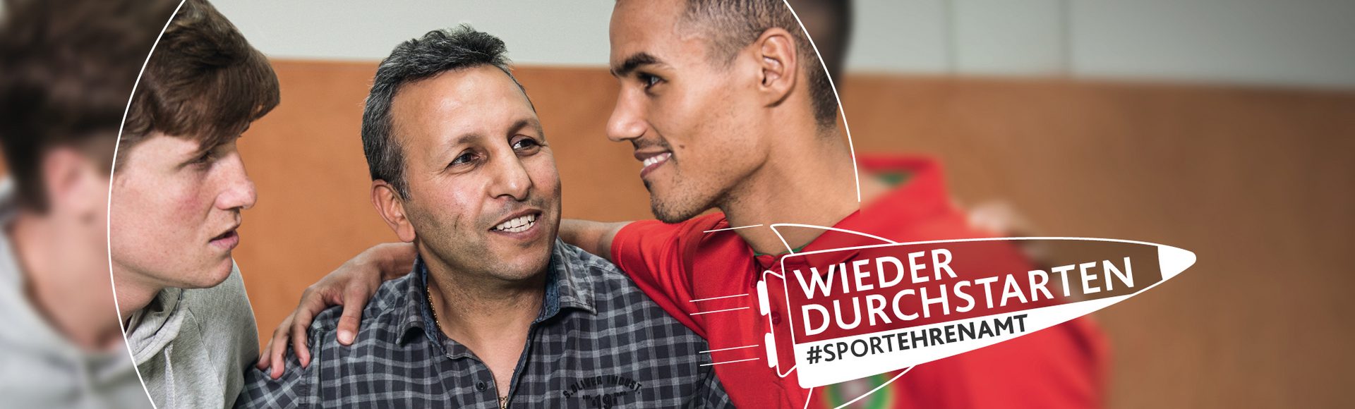 Imagemotive Aktion "Wieder Durchstarten" Drei Männer unterhalten sich. 