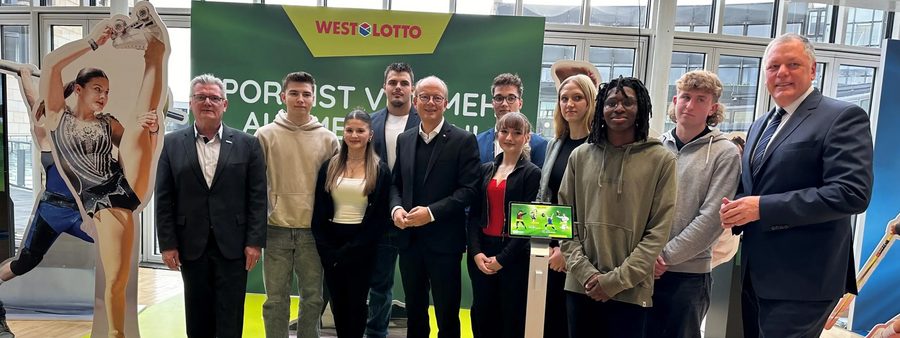 8 Toptalent sowie LSB-Präsidetn Stefan Klett, ), Andreas Kötter (WestLotto-Geschäftsführer), Andre Kuper (Präsident des Landtags NRW)