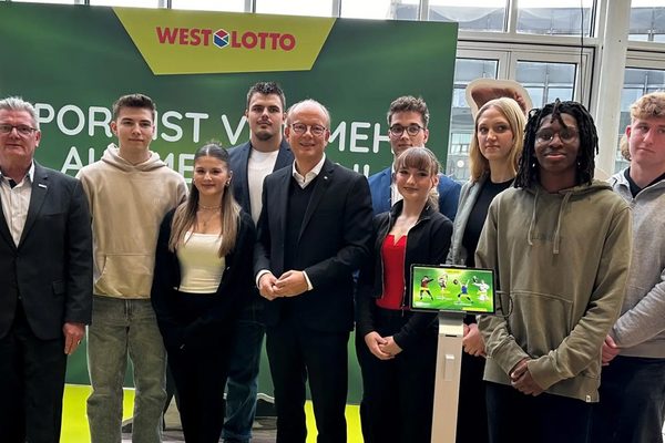 8 Toptalent sowie LSB-Präsidetn Stefan Klett, ), Andreas Kötter (WestLotto-Geschäftsführer), Andre Kuper (Präsident des Landtags NRW)