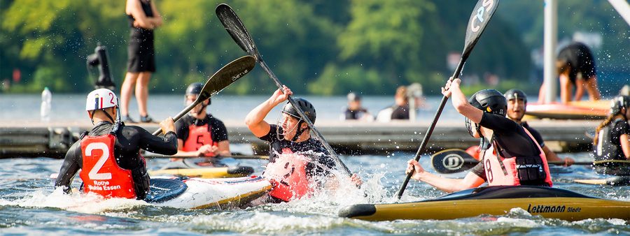 drei Männer beim Kanupolo auf dem Wasser