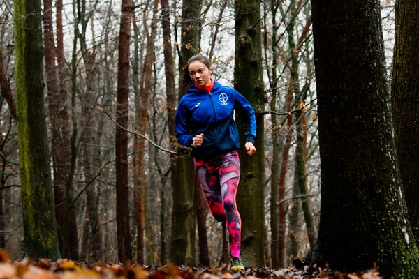 Junge Frau beim Joggen im Wald