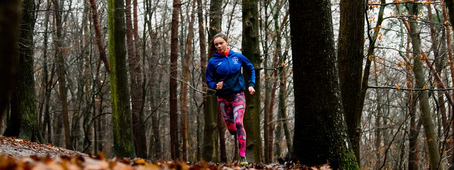 Junge Frau beim Joggen im Wald