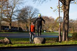 Zwei Personen beim Sport machen