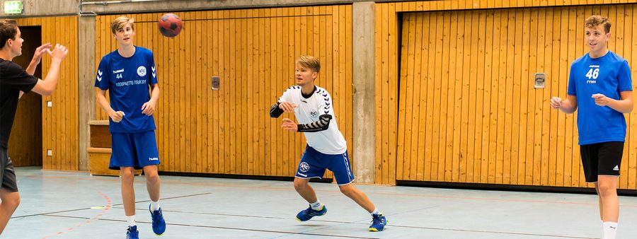 vier Jungs beim Handball spielen