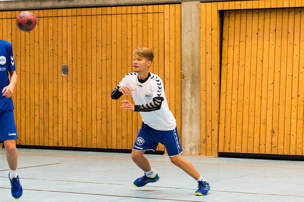vier Jungs beim Handball spielen