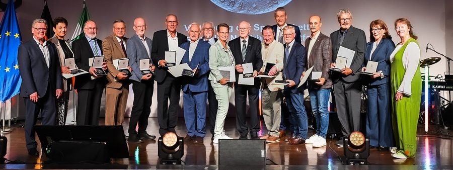 Staatssekretärin Milz und LSB-Präsident mit den ausgezeichneten Bürger*innen der Sportplakette 