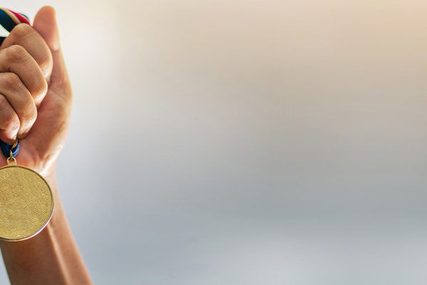 Hand hält Medaille