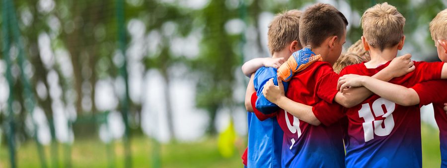 Glückliche Kinder auf dem Spielfeld/ Bildquelle: © Stock.adobe.com/matimix