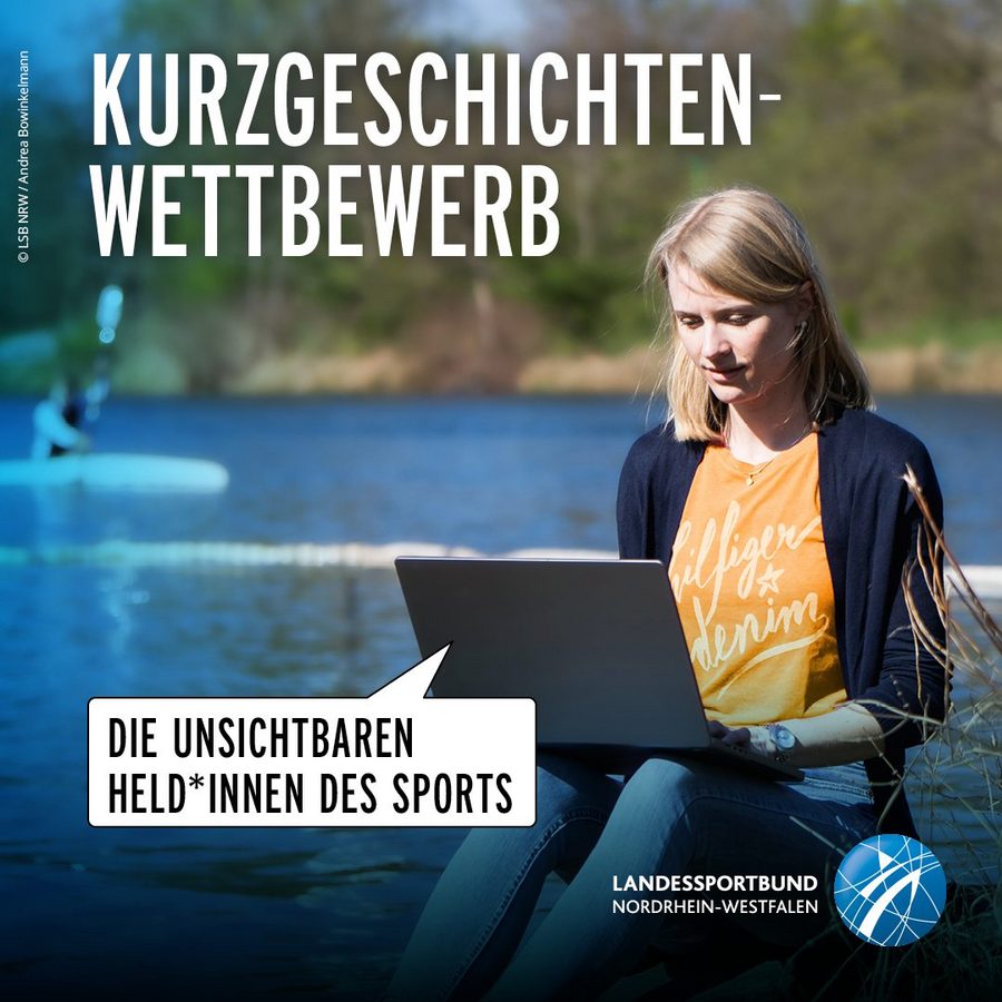 Frau sitzt in Natur am Laptop: Aufschrift Kurzgeschichtenwettbewerb