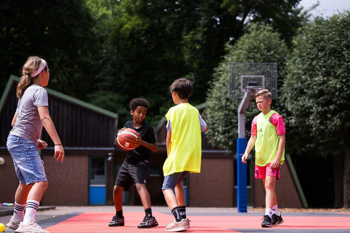 Kinder spielen Basketball outdoor