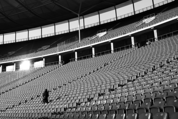 Symbolbild: Leeres Stadion (schwarz weiß)