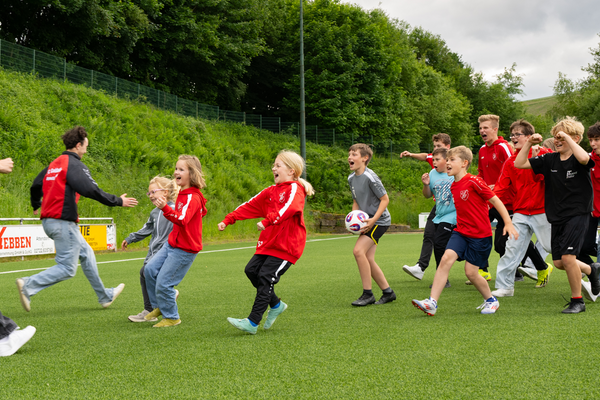 Symbolbild: Vereinsmitglieder auf dem Rasen