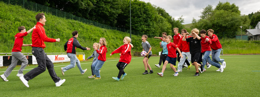 Symbolbild: Vereinsmitglieder auf dem Rasen