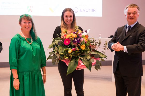Vier Personen bei einer Veranstaltung
