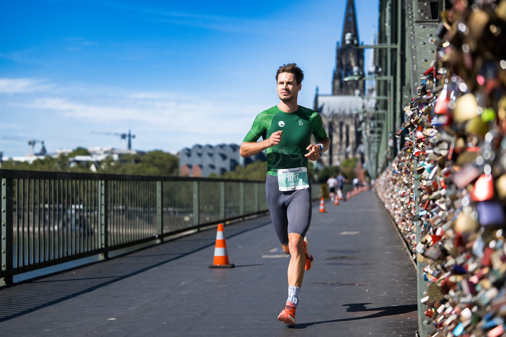 Läufer beim Marathon durch Köln. Kölner Dom im Hintergrund