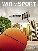 Basketball und Korb - im Hintergund Plattenbau