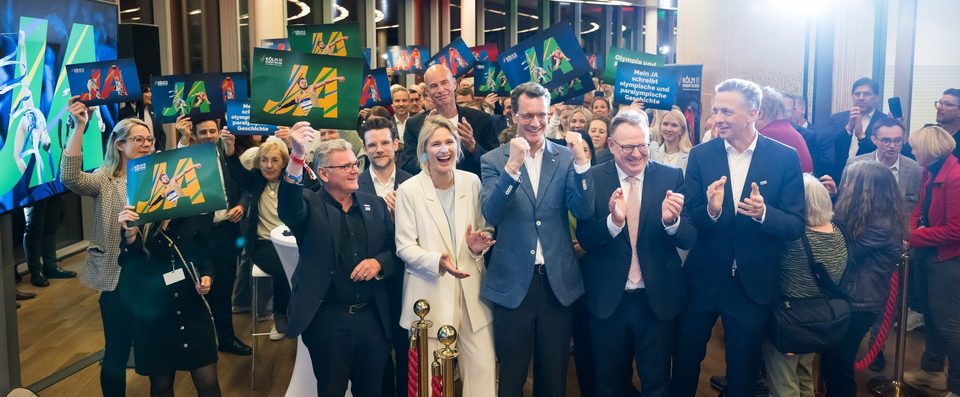 Hendrik Wüst, Britta Heidemann, Stefan Klett und weitere jubeln 