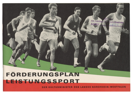 Bild: Cover der Broschüre "Förderungsplan Leistungssport" Darauf sind mehrere Männer in Sportkleidung beim Laufen zu sehen. 