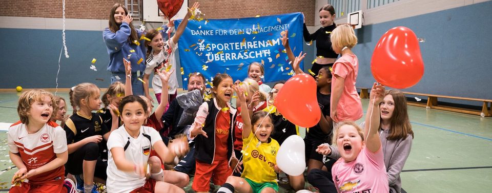 Übungsleiter wird von vielen Kindern überrascht