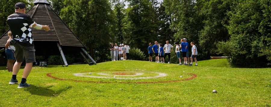 Weite Wiese mit Hütte (Symbolbild für Dorf)
