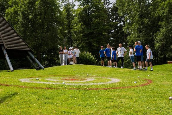 Weite Wiese mit Hütte (Symbolbild für Dorf)