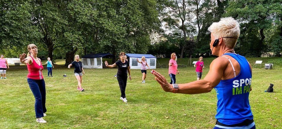 Menschen treiben "Sport im Park"