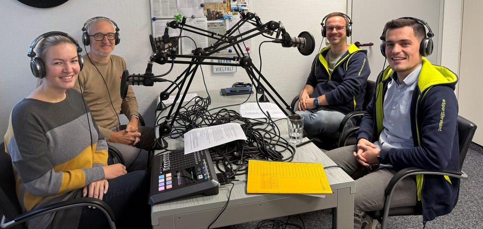 4 Podcast beteiligte mit Headset