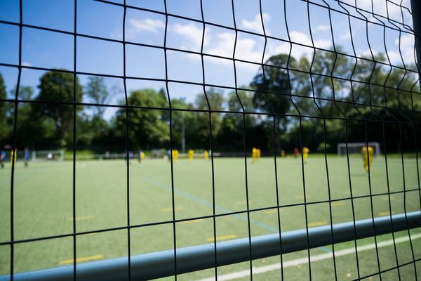 Tornetz. Im Hintergrund (kaum erkennbar) Spieler*innen auf dem Feld (Symbolbild)