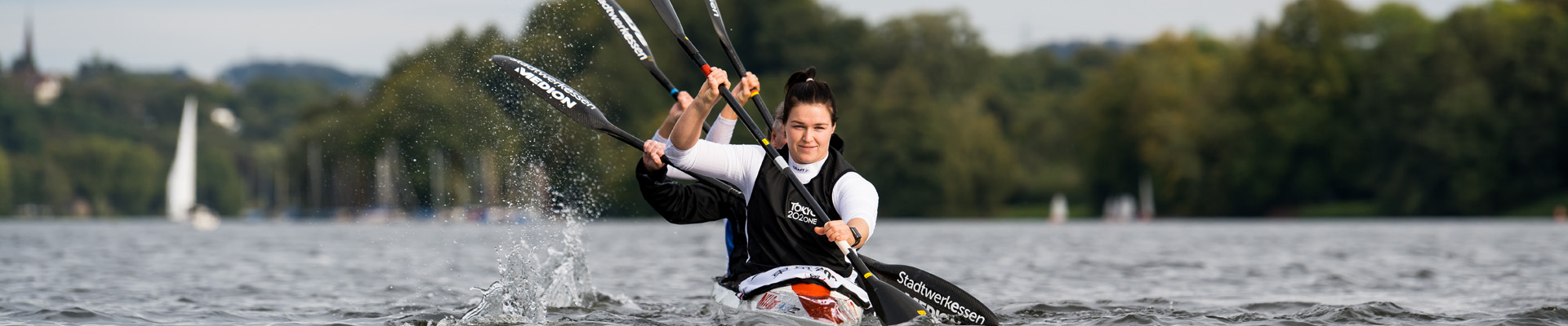 Frau rudert auf dem Wasser