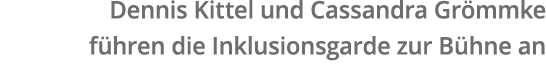  Dennis Kittel und Cassandra Gr mmke f hren die Inklusionsgarde zur B hne an